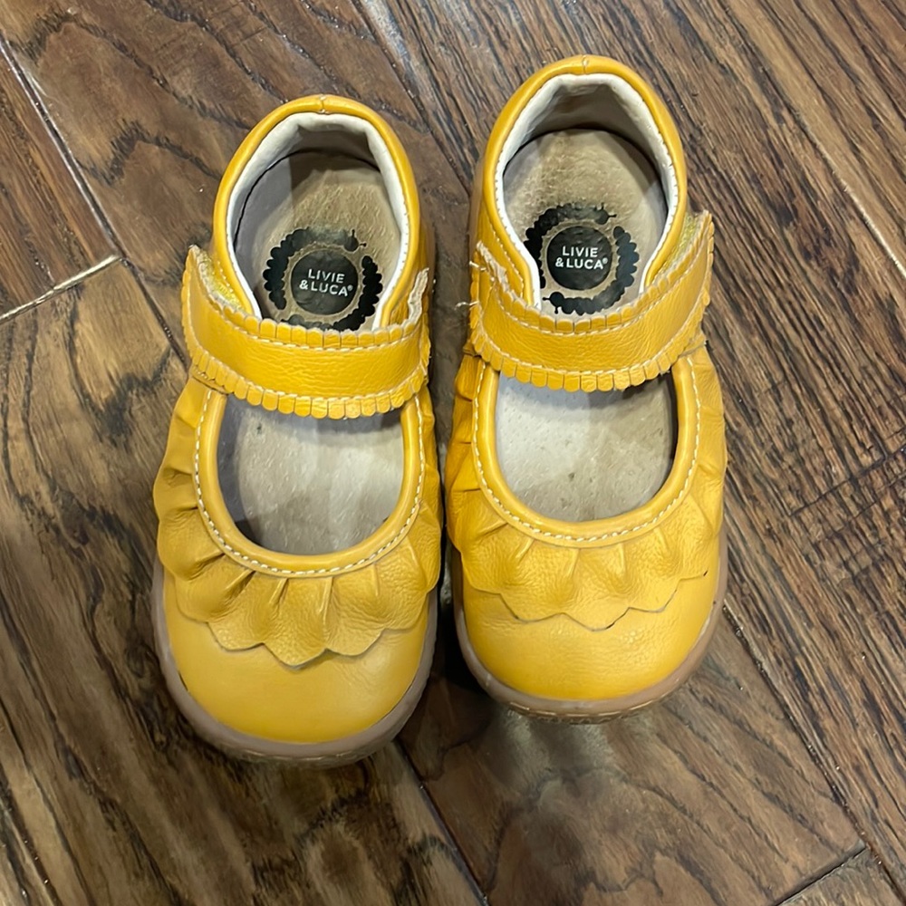 Euc yellow Ruche Livie and Luca Mary Janes. Size 10.